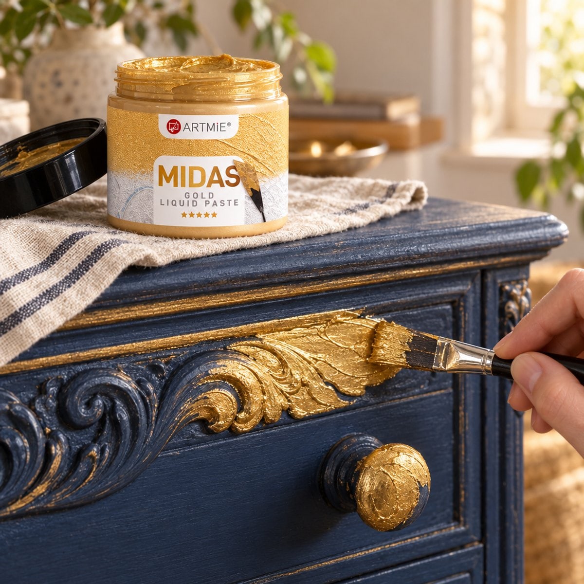 Zlacení vyřezávané komody štětcem — zlatá metalická pasta ARTMIE MIDAS
