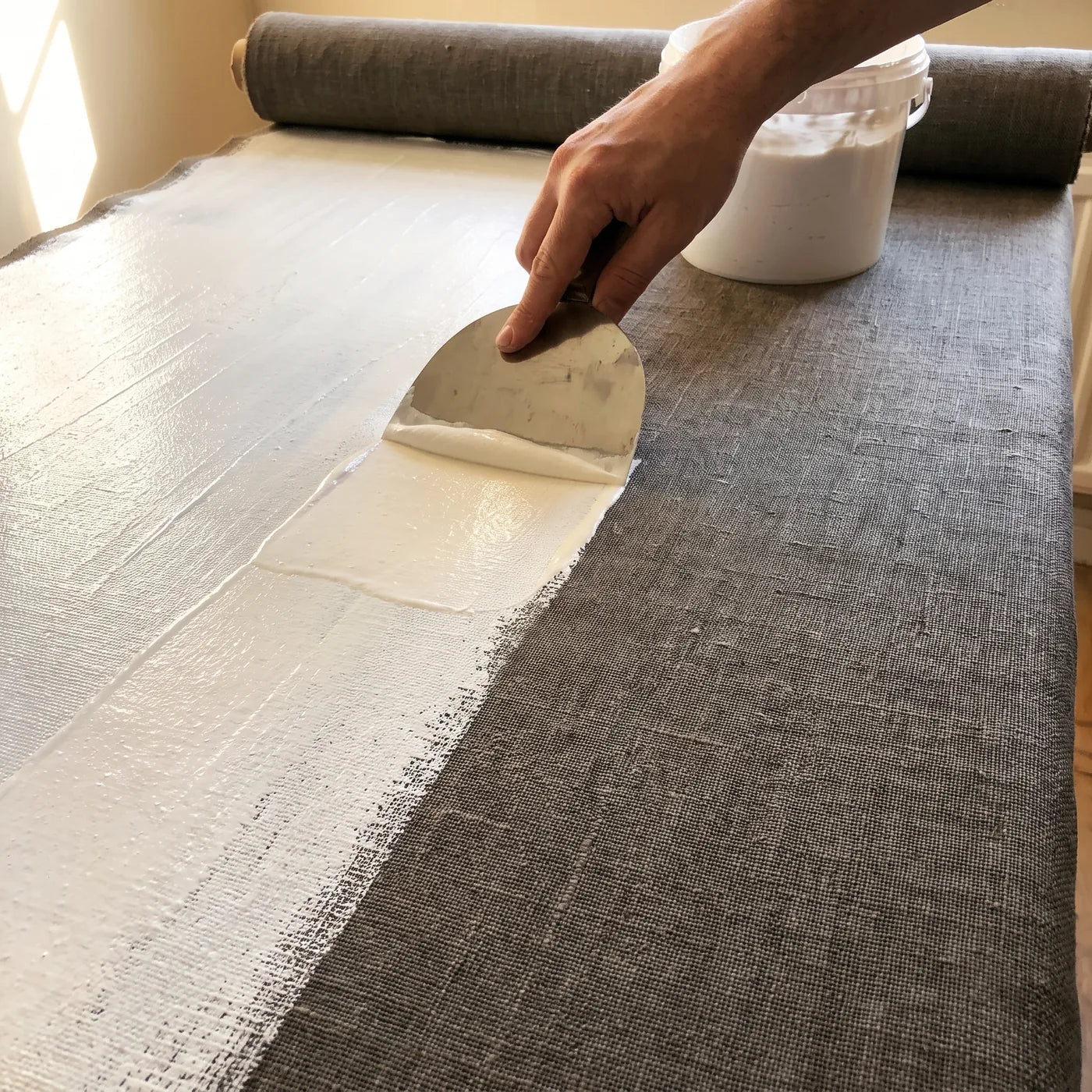 Nanášení dvou vrstev gesso na lněné plátno MUSEAL