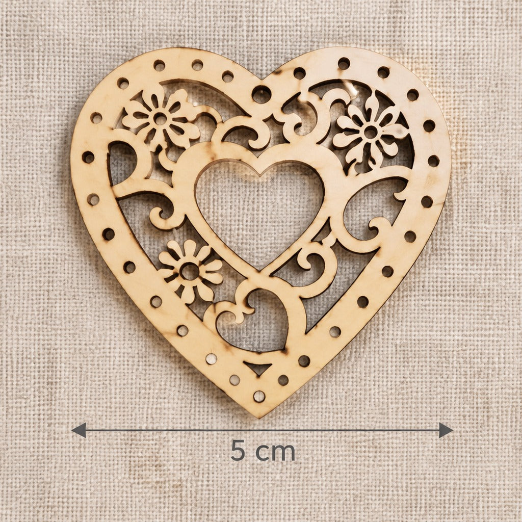 Dřevěné výřezy srdíčko s ornamentem 5 x 5 cm – sada 5 ks