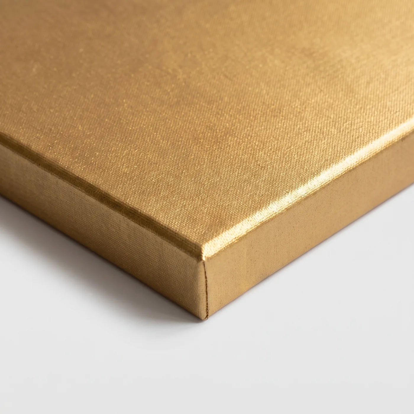 Roh zlatého plátna MIDAS zepředu — pigment přechází i na bok